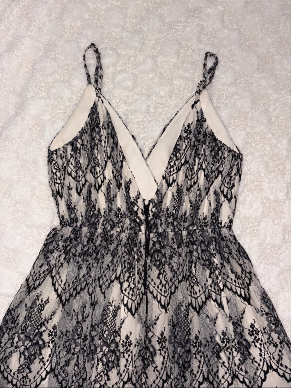Alice + Olivia Women’s Lace Mesh Lined V-Neck Cocktail Dress • Size 4 - Picture 6 of 15